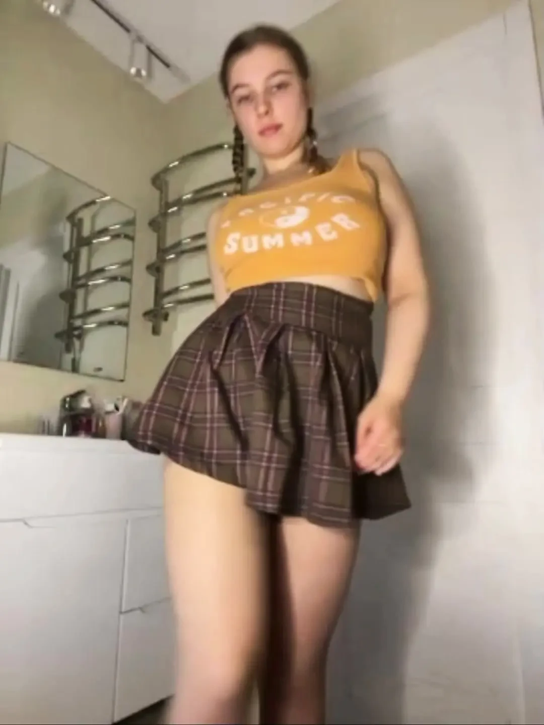 Follando anal bajo la falda en el baño