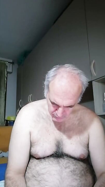 Пискам и си слагам пръст в задника, докато се дрочкам 2 часа!