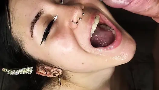 Шлюховатая и возбужденная кукла хочет проглотить сперму - минет в любительском видео