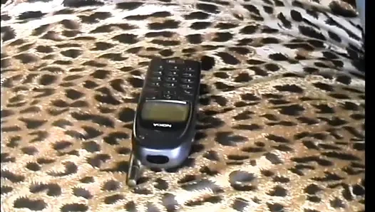 Красивая сексуальная возбужденная милфа с маленькими сиськами мастурбирует свою волосатую киску дилдо в любительском видео