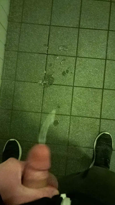 Tesão em outro esperma cuspido nele