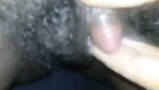 Yakın çekim büyük klitorisli kıllı ıslak amcığımı okşuyor