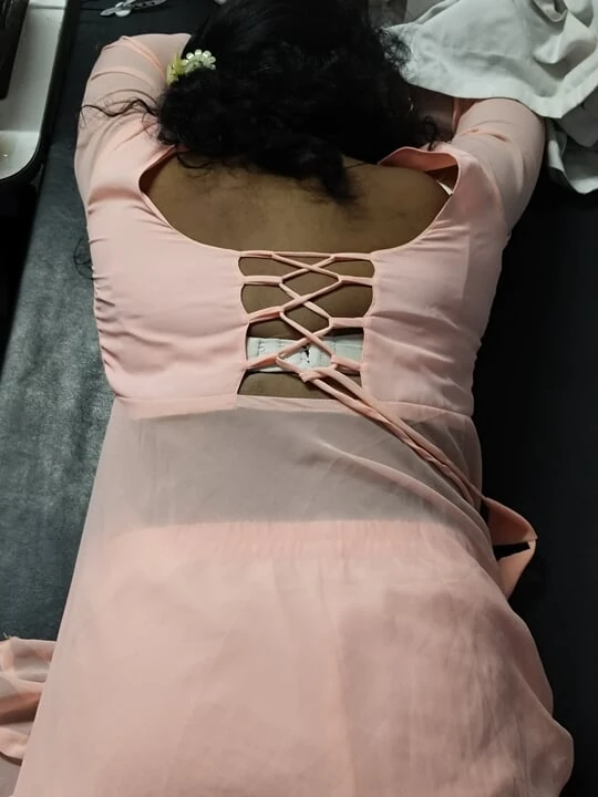 他带他漂亮的女友到他家，在他家人不在家的时候和她做爱