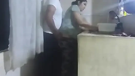 Если хочешь подняться, позволь мне трахнуть тебя, прежде чем моя жена сюда