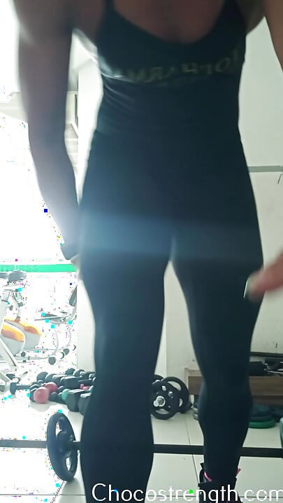 دعني أضغط على قضيبك بهذه الفخذين العروقيين