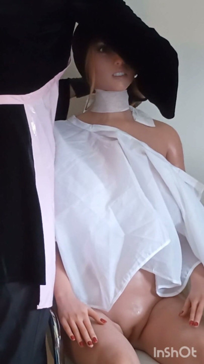 Sexet pige Lauren modellerer kort cape i nøgen fetish-leg | Klip 2