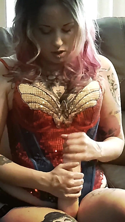 Wonder Woman pronkt met haar Futa