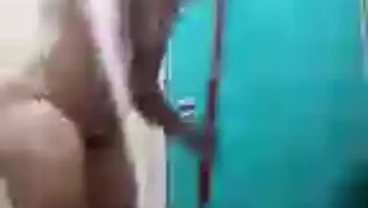 Eine schöne nackte dusche macht mich sehr aufgeregt