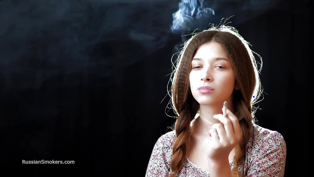 Sexy russa menina fumando cigarro devagar provocação
