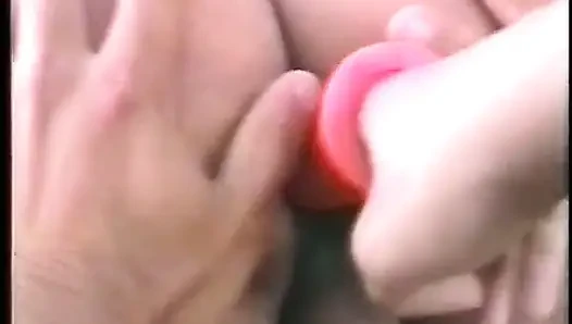 Gut gepolsterte süße Endy teilt einen harten schwanz mit einem typen und einem dildo auf dem boden in einem bisexuellen dreier