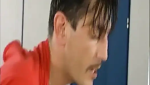 Tante girang jerman rambut pirang lagi asik muasin memeknya pakai mainan seks threesome