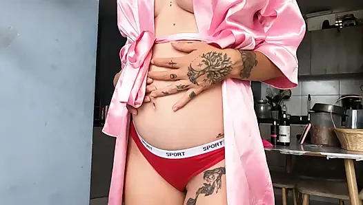 4 months pregnant gives me her delicious milk