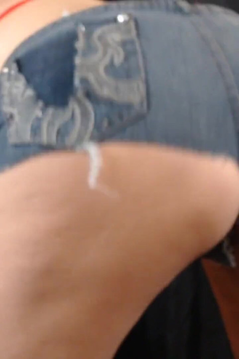 Bunda balançando em shorts curtos