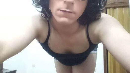 Nieuwe mietje travestiet Lara White met anaal speeltje, dildo, kont gapend, kontneuken met grote dildo. femboy, shemale, trans.