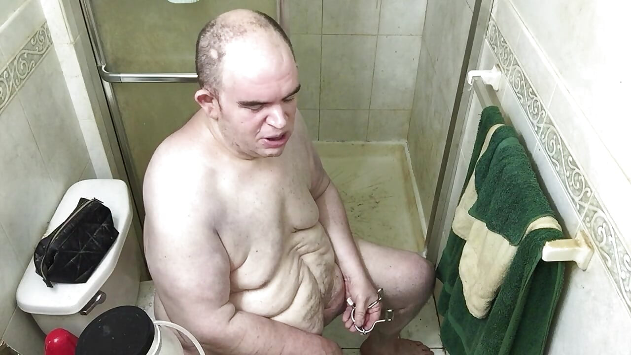 FatAssSmallDick uses anal spreader and giant read butt plug