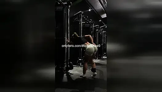 Lubang perawan 18 tahun mungil dientot habis-habisan sama deadlift slip