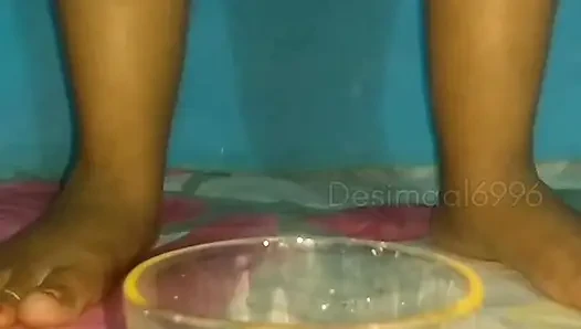 Cewek nakal india lagi asik nyepong kontol sambil minum air kencing
