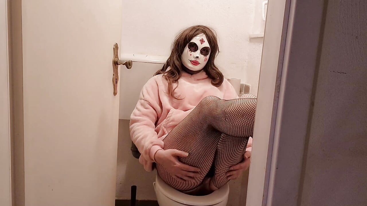 若いトランス女性がトイレでオナニー