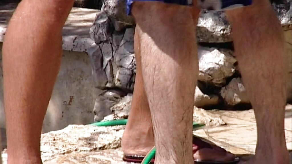 Semental muscular colgado perfora anal a su joven amante al aire libre y