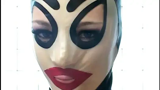 Лапочка с сексуальными сиськами получает жесткий трах от двух теплых кусков члена в комнате