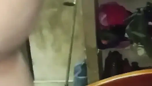 Tamil kadın kocasının önünde kıyafetlerini çıkarıyormuş gibi yapıyor