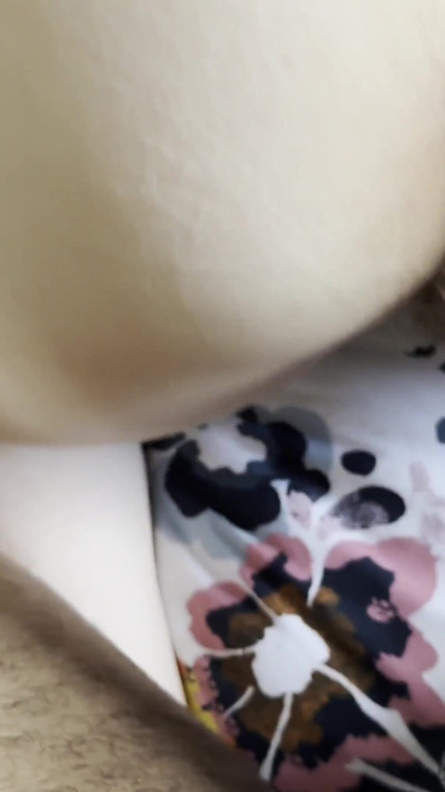 Tinder'dan ateşli aldatan büyük götlü orta yaşlı seksi kadın kocası izlerken ters kovboy kıza biniyor