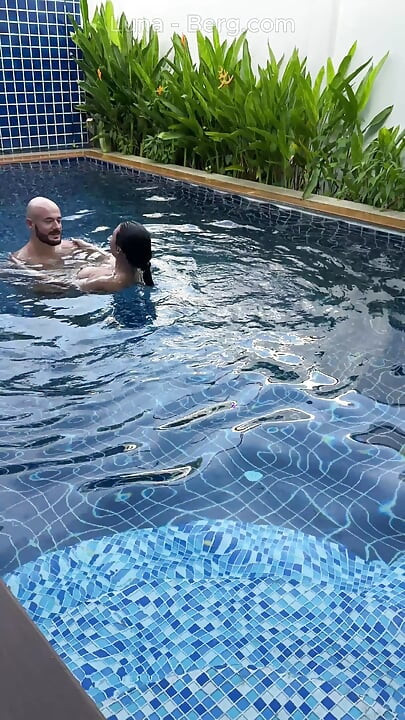 Dan bazena: prsata žena se zabavlja sa svojim ljubavnikom. Velike sise, sunce i veliki kurac