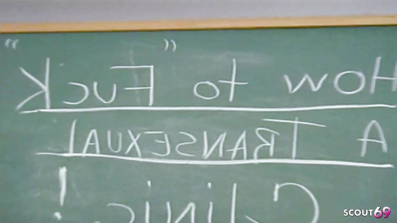 Pantat bahenol bu guru nakal ini dientot habis-habisan sama bu gurunya sendiri di kelas