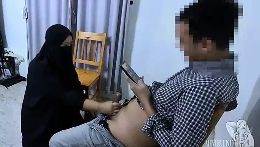 Hijab-mädchen mit Niqab trinken ein frisches sperma von einem fremden im Wartezimmer - Minokiiko