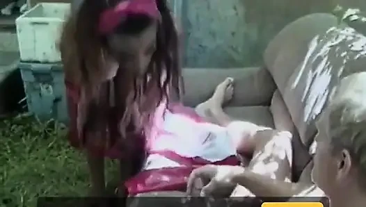 Azgın beyaz adam büyük memeli çarpıcı zenci güzelliğine açık havada mor tutkuyla nüfuz ediyor