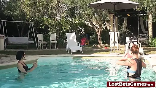 Der letzte strip-volleyball-verlierer steht vor einer erotischen outdoor-herausforderung