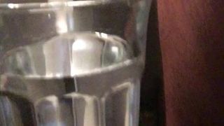 Cum w szklance wody