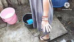 Indiano che fa il bagno all'aperto con tette calde