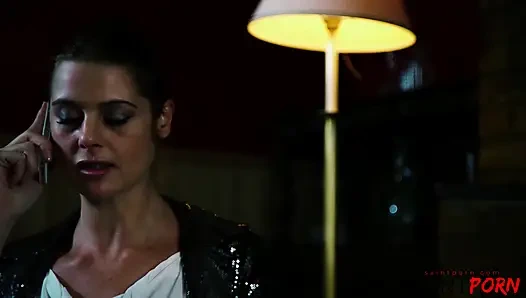 Karina Currie проверяет, прежде чем обслуживать их