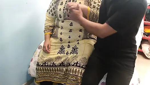 Üvey oğul yalnızken üvey annesinin odasını ziyaret ediyor