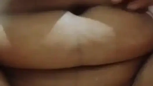 Die nachbarin sah, wie Komal sie fingerte, packte ihr land und zog sie unter, dann urinierte sie darauf