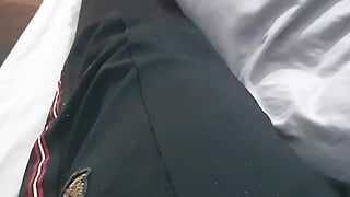 Un beau-fils sort de son pantalon sa bite pendant que sa belle-mère vide sa chambre