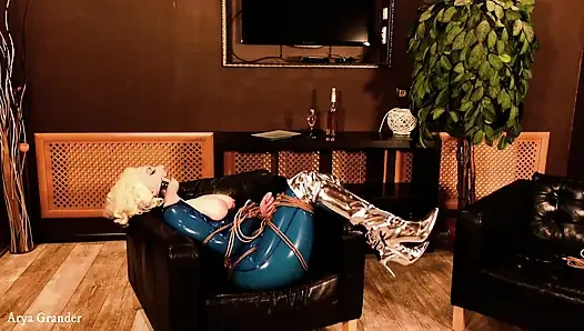 Dari belakang panggung dari proses seks bdsm tali bondage, shibari masturbasi dengan lateks
