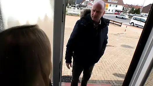 Грудастая блондинка хочет огромный член