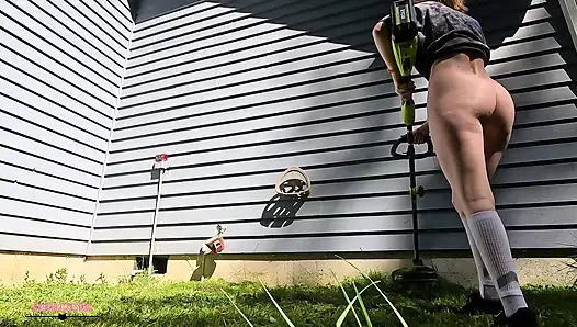 Bahçeyi düzeltiyor