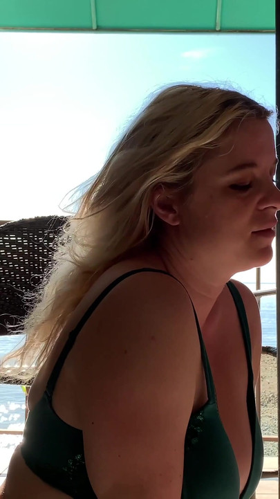 Måste-se ögonblick från "Styvmamma på semester vid havet knullar styvson"