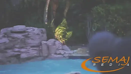 Сипай Медиа толстушки и мужики с большим хуем развлекаются в беспроволдомном бассейне Girls Gone!!