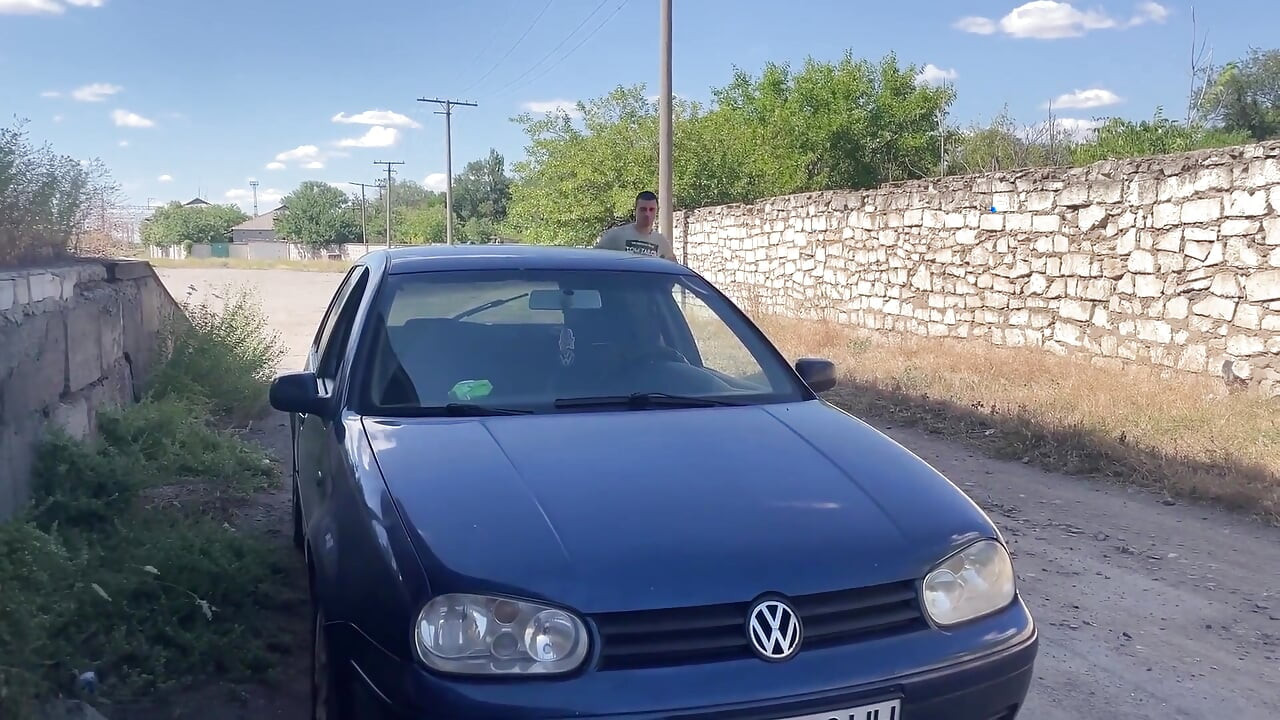 Ela não podia ligar o carro, mas um estranho estava assistindo e acariciando