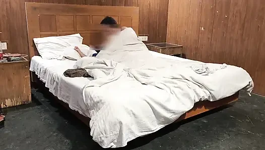 Otelde üvey babasının seksi üvey kızını sikiyorum. Ateşli ve desi ev yapımı seks