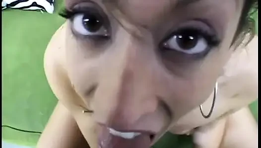 Horny babe enjoys the taste af warm cum after a mind blowing blowie