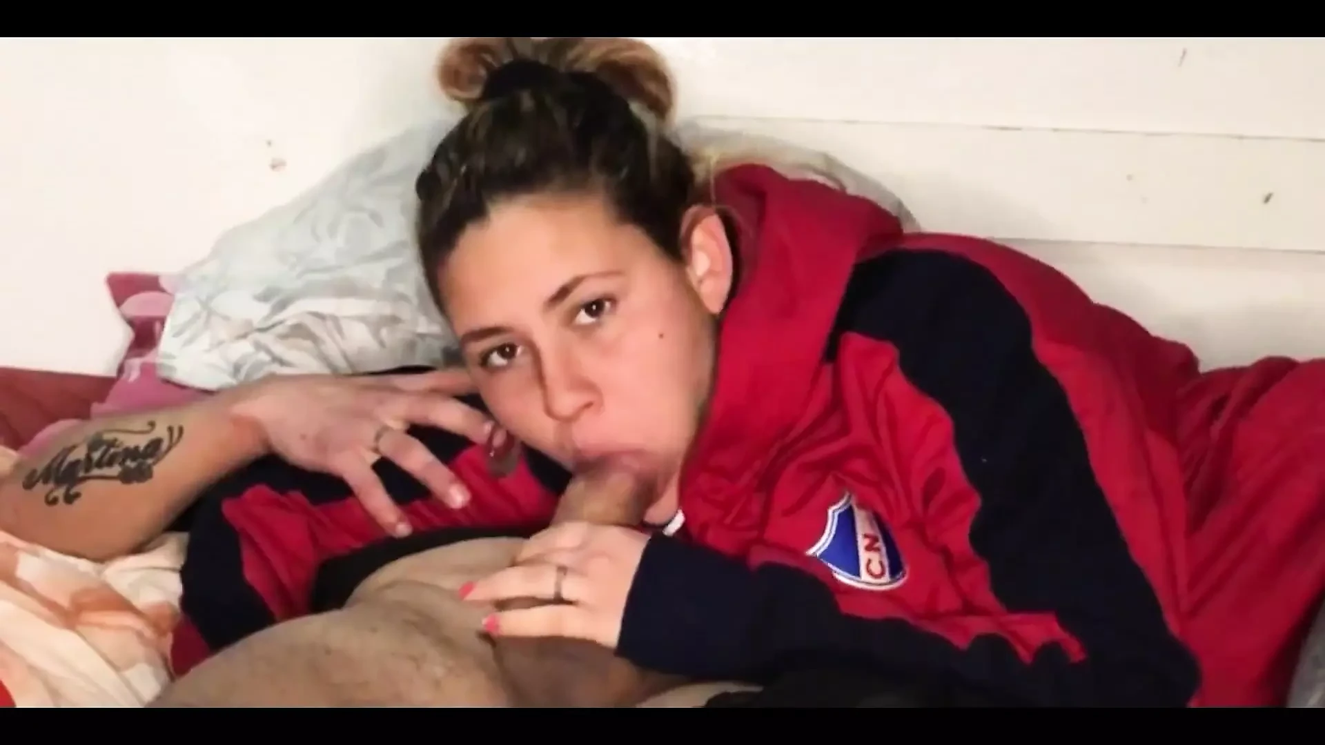 Mi hermanastra toma una gran polla en su boca