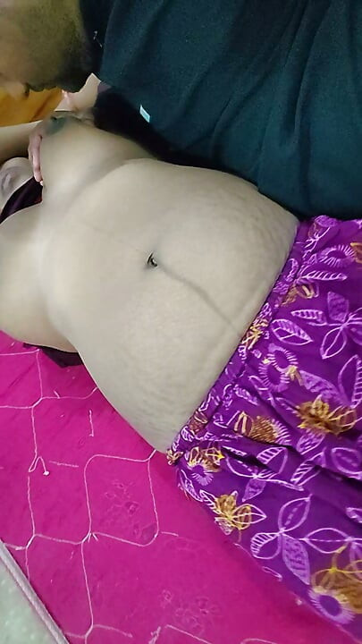 Desi bhabhi en desi man boobs zuigvideo's Hindi full xxx.