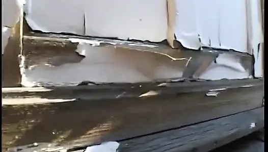 Возбужденная милфа-блондинка отсасывает черный член, пока лизали ее пизду