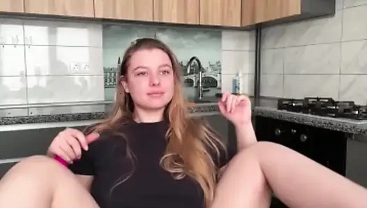 Jucielussie sabah mutfakta mastürbasyon yapıyor