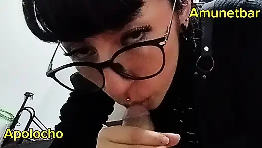 Yarağa aç arkadaşından sakso çekiyor